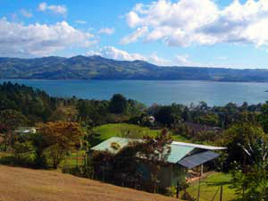 From a spot a little to the west of Nuevo Arenal, the general south shore location of the villages of San Luis and Tronadora can be seen. 